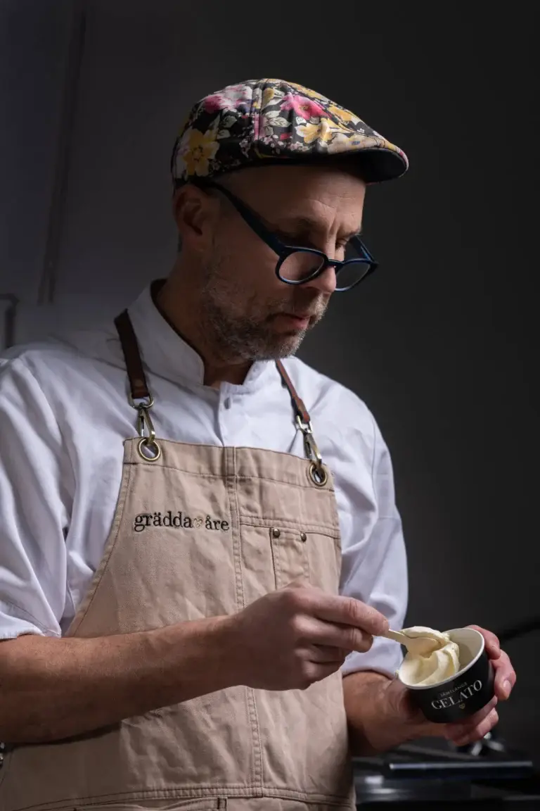 daniel med basker håller i en glassbägare med jämtlands gelato